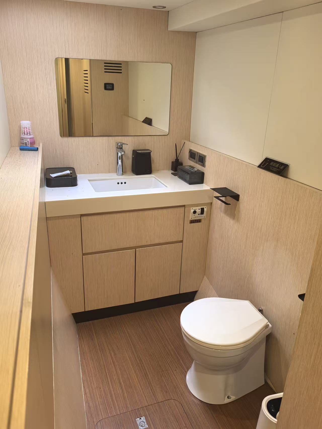 Guest bathroom of Mazarin 55 sailing catamaran