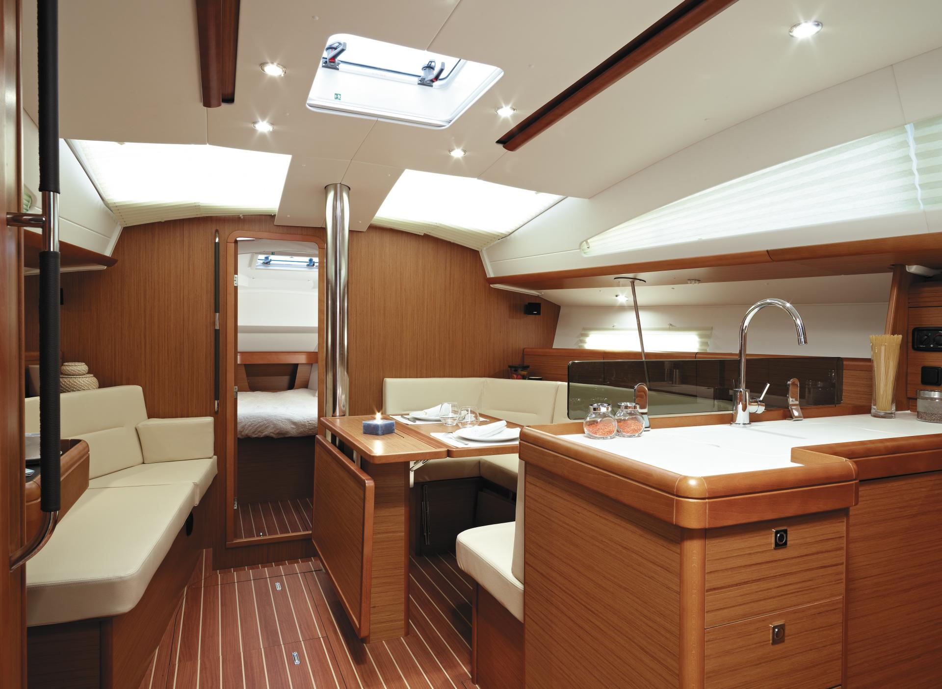 Interior saloon of Jeanneau Sun Odyssey 42i